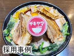 プリント最中、焼き菓子シートをラーメンにのせてテレビの生放送にご利用