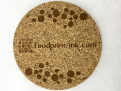 市販のコルクコースターに「foodprint-ink.com」の文字を天然色素インクでインクジェットプリントしました。