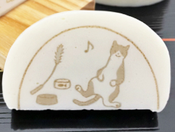 かまぼこに猫のイラストを可食インクでインクジェットプリントで焼印風に印刷しました。