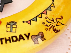 バナナの皮に印刷は、皮にメッセージやイラストをダイレクトに可食インクでプリントしています。
