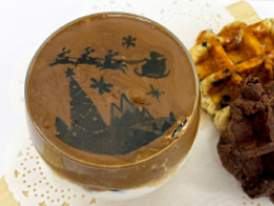 ダルゴナコーヒーにクリスマスのサンタクロース柄を可食インクジェットでダイレクトにプリントしてみました。
