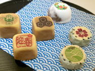 ひとくち和菓子に迎春の文字や門松のイラストを可食インクでダイレクトプリントして特別な日のギフト和菓子にしました。