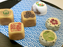 ひとくち和菓子に迎春の文字や門松のイラストを可食インクでダイレクトプリントして特別な日のギフト和菓子にしました。