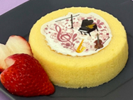 ピアノや音符のイラストを可食インクでプリントした白色可食シートをロールケーキの生クリーにのせてプリントケーキにしました。