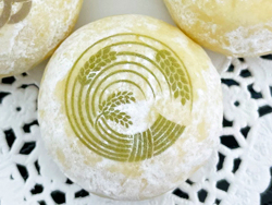 米粉入りの和風クッキーに梅や菊、稲などのカラフルな家紋のイラストを可食の天然色素インクでプリントしました。