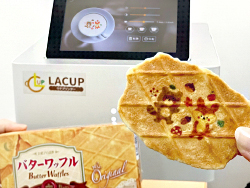 ユニオンケミカーのラボでワッフルにラテアートプリンターでフードプリントしました。