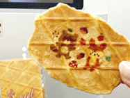 ユニオンケミカーのラボでワッフルにラテアートプリンターでフードプリントしました。