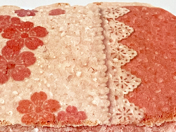 ユニオンケミカー株式会社の可食性インクラボで当社が開発した天然色素のブラウンインクで蒲鉾に魚のイラストをダイレクトに印刷してみました。従来のフードプリントインクは、水分に弱いのが課題でしたが、当社の開発力により比較的水分に強いインクを実現しました。