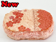 ユニオンケミカー株式会社の可食性インクラボで当社が開発した天然色素のブラウンインクで蒲鉾に魚のイラストをダイレクトに印刷してみました。従来のフードプリントインクは、水分に弱いのが課題でしたが、当社の開発力により比較的水分に強いインクを実現しました。